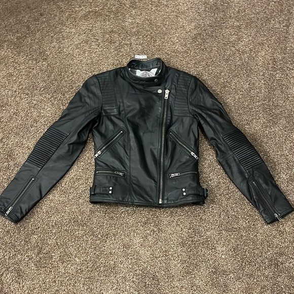 Danier 2XS leather jacket. Some fading on leather (front of collar in last pic) - Picture 1 of 12